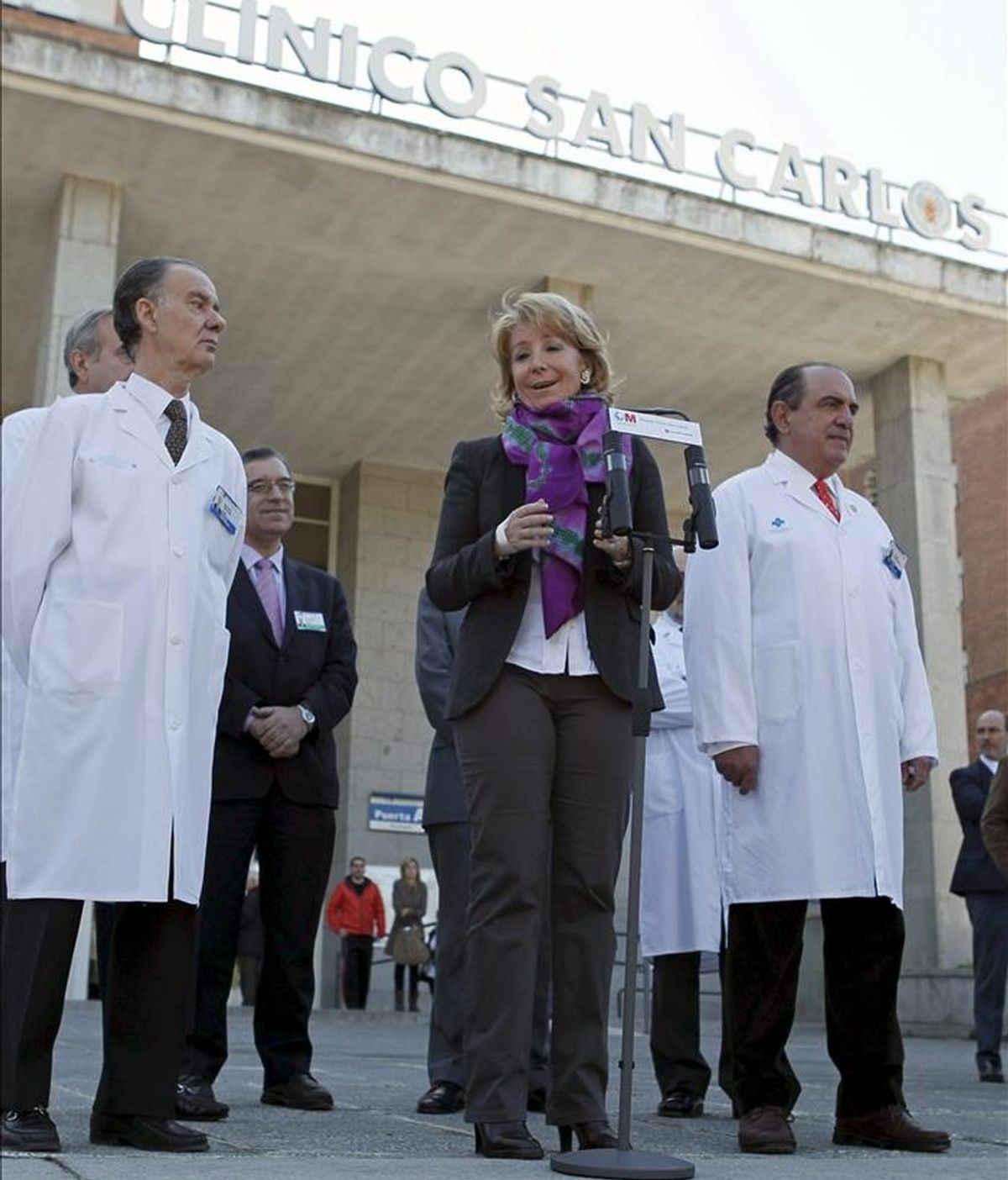 La presidenta de la Comunidad de Madrid, Esperanza Aguirre, durante las declaraciones que hizo hoy tras abandonar el Hospital Clínico después de haber sido operada el martes de un cáncer de mama. EFE La presidenta de la Comunidad de Madrid, Esperanza Aguirre, durante las declaraciones que hizo hoy tras abandonar el Hospital Clínico después de haber sido operada el martes de un cáncer de mama. EFE