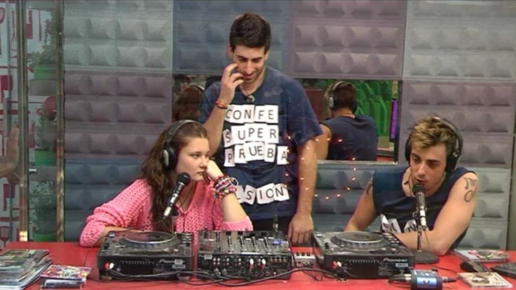 Iván se venga de Lorena en la radio