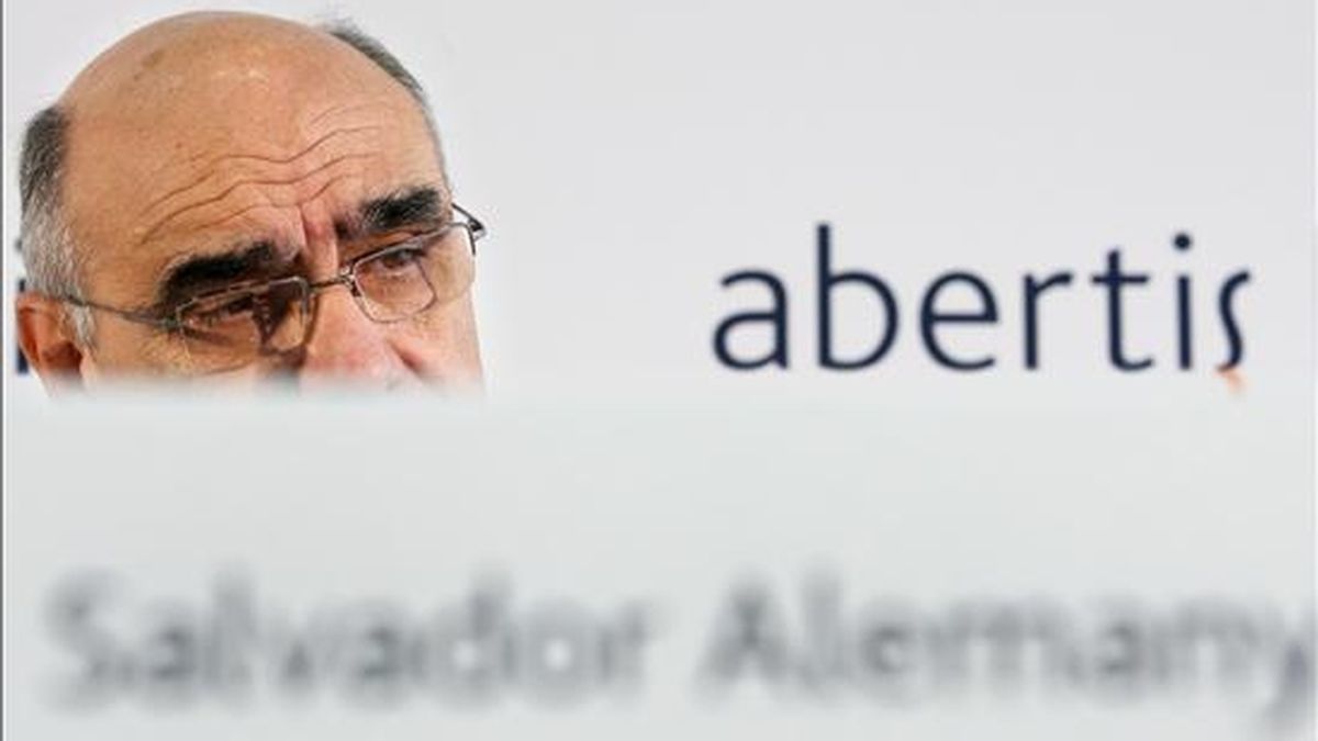 El presidente del grupo de concesionarias en infraestructuras Abertis, Salvador Alemany, durante la presentación de los planes y objetivos de la empresa para 2010, el pasado mes de abril. EFE/Archivo