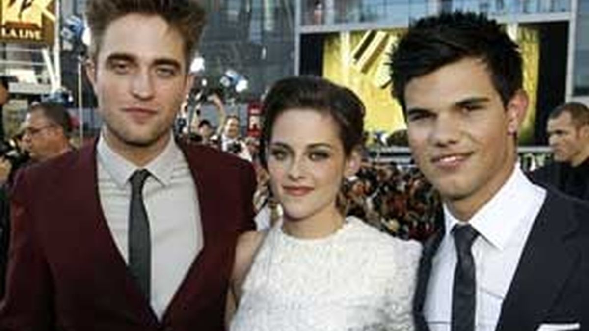 Imagen de los protagonistas de la cinta, Robert Pattinson, Kristen Stewart y Taylor Lautner, en el estreno de la cinta la semana pasada. Foto: AP.