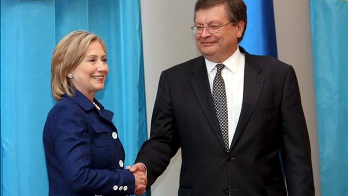 El ministro de exteriores ucraniano, Kostyantyn Gryshchenko (d) saluda a la secretaria estadounidense de estado, Hillary Clinton (i), durante un encuentro en Kiev (Ucrania). EFE