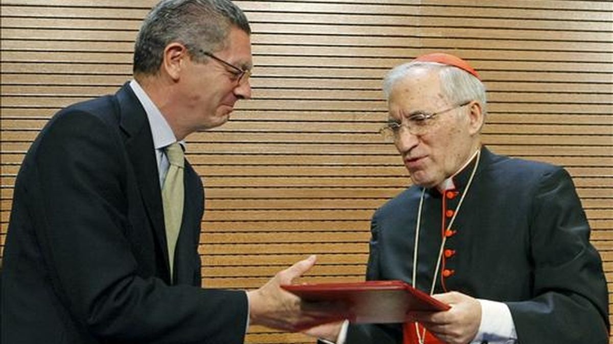 El alcalde de Madrid, Alberto Ruiz-Gallardón , y el arzobispo de Madrid, Antonio María Rouco Varela (d), tras la firma de un convenio para la celebración en Madrid de la XXVI Jornada Mundial de la Juventud 2011. EFE