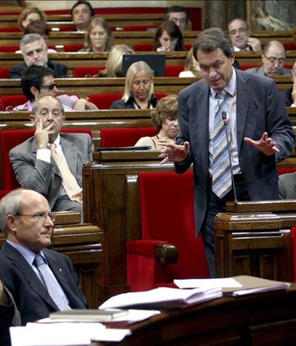 El presidente de la Generalitat, José Montilla (i), y el líder de CiU, Artur Mas (d), durante una sesión de control en el parlamento catalán. EFE/Archivo