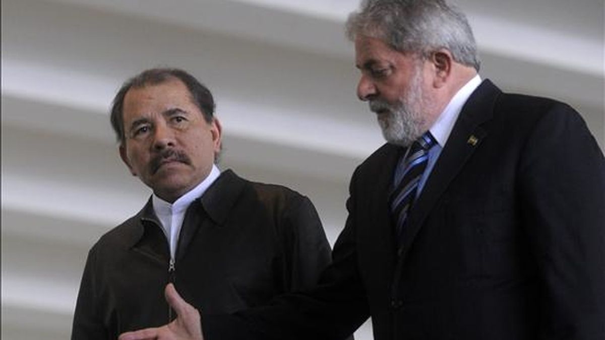 El presidente brasileño, Luiz Inácio Lula da Silva (i), habla con su homólogo nicaragüense, Daniel Ortega (d), al recibirlo en el Palacio del Itamaraty en Brasilia (Brasil). EFE