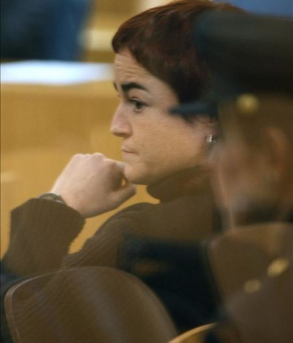 El fiscal ha reclamado hoy al Tribunal Supremo (TS) que confirme la condena de diez años de prisión que la Audiencia Nacional impuso a la etarra Nerea Garaizar por planear el asesinato en 2001 del entonces presidente de la Xunta de Galicia, Manuel Fraga, mediante la explosión de un coche-bomba.
EFE El fiscal ha reclamado hoy al Tribunal Supremo (TS) que confirme la condena de diez años de prisión que la Audiencia Nacional impuso a la etarra Nerea Garaizar por planear el asesinato en 2001 del entonces presidente de la Xunta de Galicia, Manuel Fraga, mediante la explosión de un coche-bomba.
EFE
