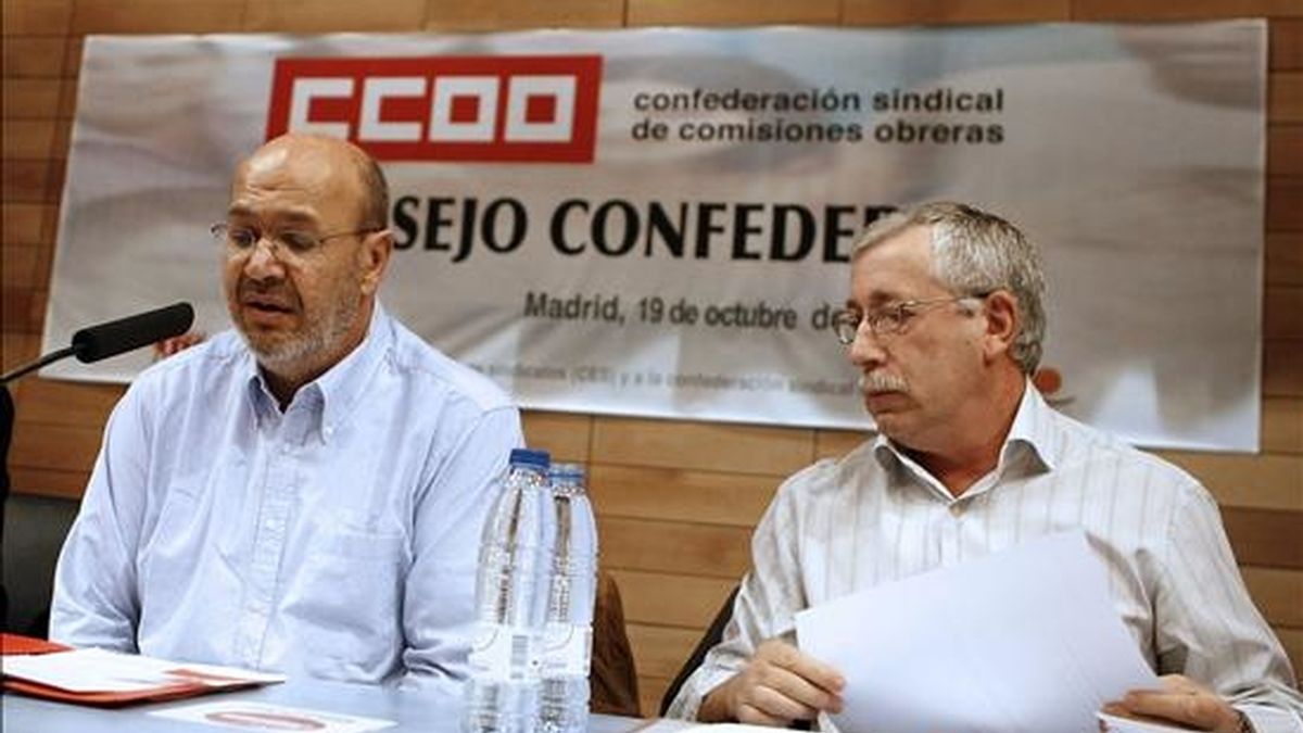 El secretario general de CCOO, Ignacio Fernández Toxo (d), junto al líder de CCOO en Cataluña, Joan Carles Gallego (i), durante la reunión hoy del Consejo Confederal de CCOO, que debatió y votó el informe del secretario general del sindicato sobre la estrategia de esta organización tras la huelga general. EFE