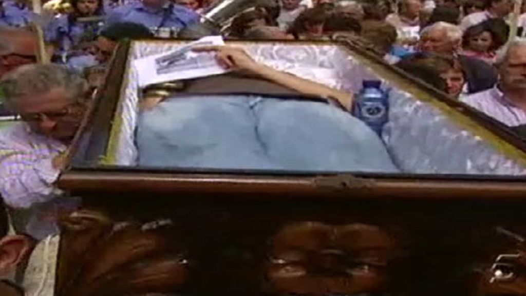 Procesión dentro de un ataúd