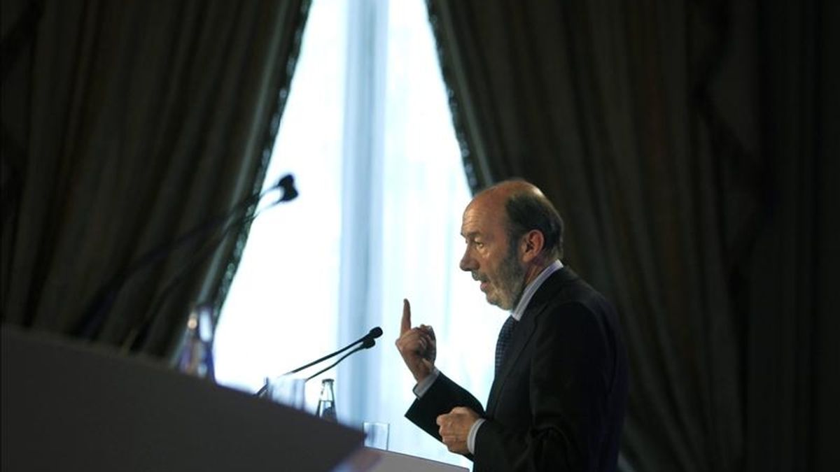 El ministro de Interior Alfredo Pérez Rubalcaba, durante su intervención en la comida-coloquio que organiza Barcelona Tribuna en un hotel de la ciudad. EFE