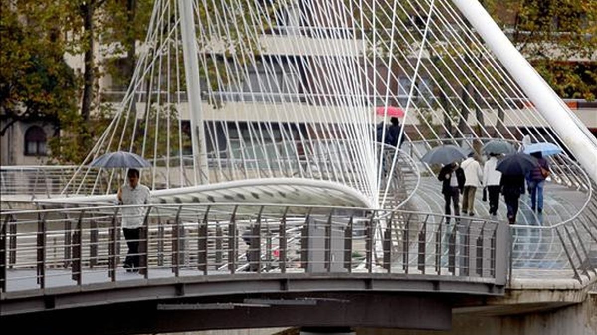En la imagen, la pasarela que prolonga el puente Zubi-Zuri diseñado por Santiago Calatrava. EFE/Archivo
