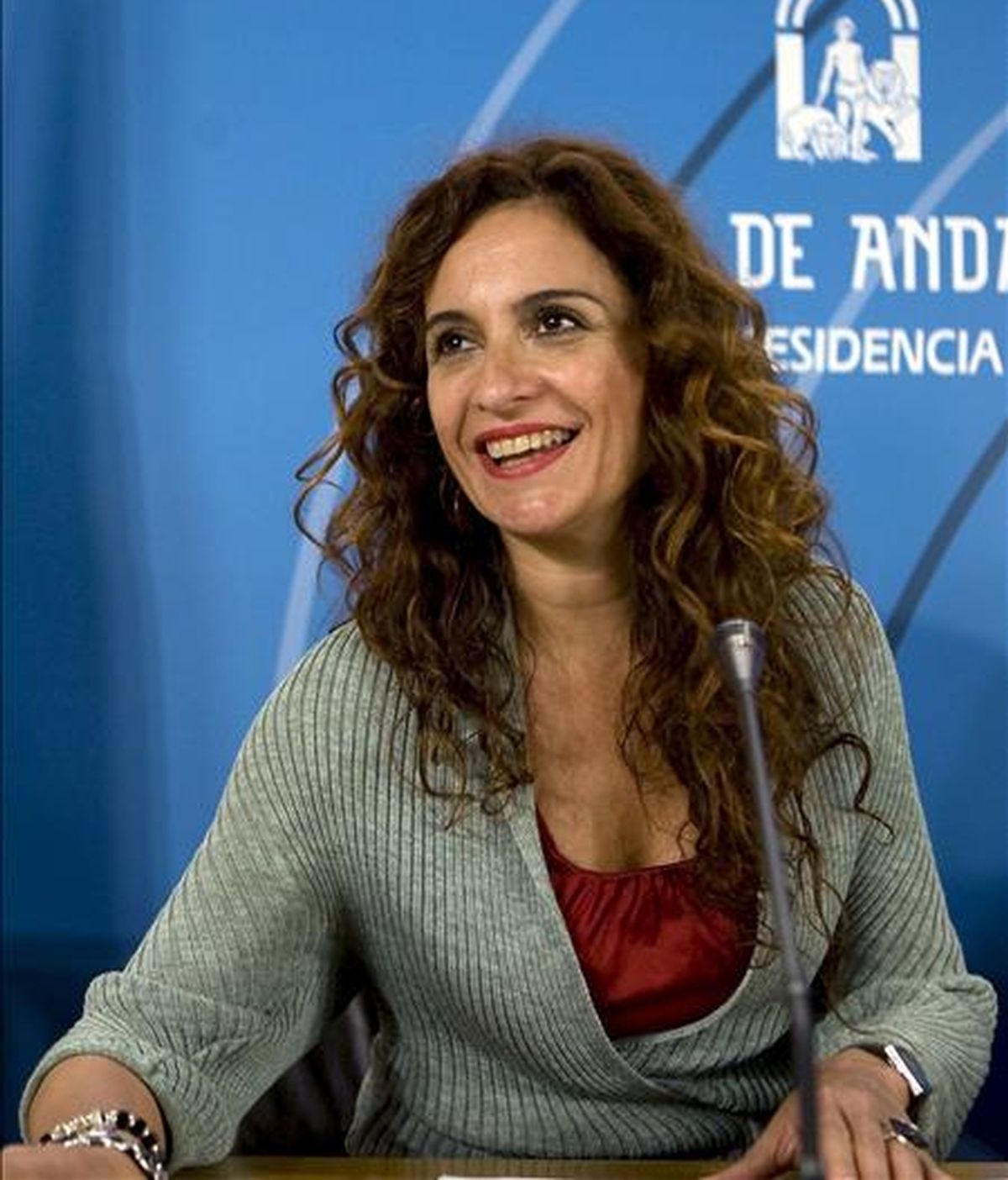 La consejera andaluza de Salud, María Jesús Montero, en la rueda de prensa ofrecida tras la reunión del Consejo de Gobierno de Andalucía que hoy aprobó, entre otros asuntos, el proyecto de ley de derechos y garantías de la dignidad de las personas en el proceso de la muerte, conocida como "ley de muerte digna". EFE