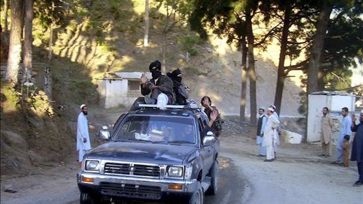 Talibanes paquistaníes, el pasado mes de abril en el distrito de Buner, próximo al valle del Swat. EFE