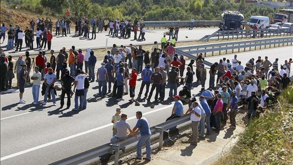 Piquetes mineros cortan la autovía A-6, a la altura de la localidad leonesa de Bembibre, durante una protesta. EFE/Archivo