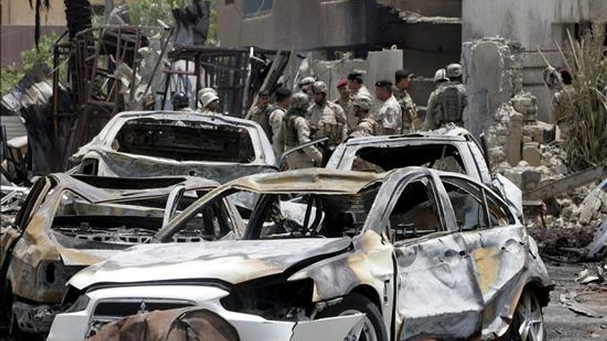 Restos de coches dañados en el atentado perpetrado frente a la sede del canal de televisión árabe internacional Al Arabiya, en Bagdad (Irak). EFE