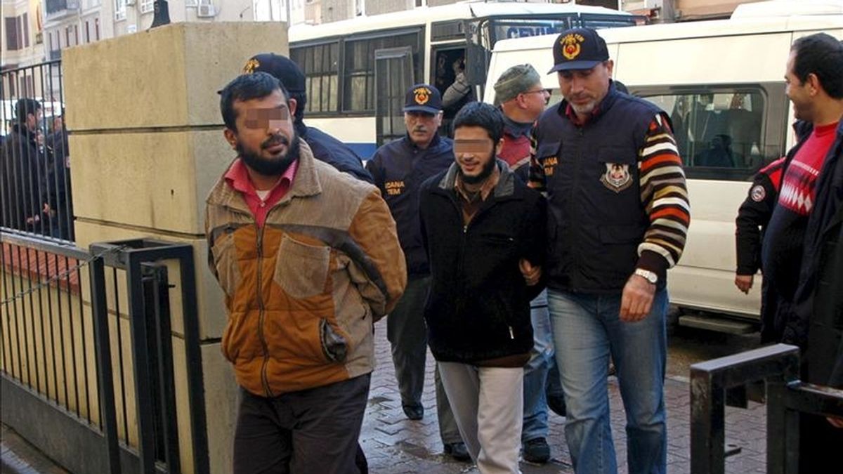 Policías turcos escoltan a dos supuestos miembros de Al Qaeda tras una operación en Adana al sureste de Turquía, en enero de 2010. EFE/Archivo