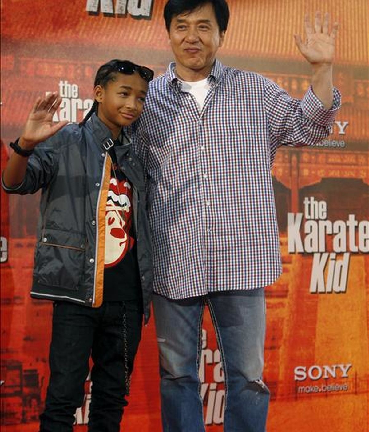 El actor Jackie Chan (d), durante la presentación en Madrid de la película "Karate Kid", uno de los clásicos del cine adolescente de los años ochenta, que vuelve al cine con una versión, protagonizada por Jaden Smith (junto a él), el hijo de Will Smith, que es junto a su esposa uno de los productores de la cinta. EFE