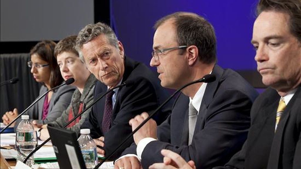Imagen cedida del economista jefe del Fondo Monetario Internacional, Olivier Blanchard, (c), el consejero económico, Jörg Decressin, (2-d), su portavoz Bill Murray (d), y las también miembro Rupa Dutta Gupta (i) y Petya Koeva Brooks, (2-i), en la sede del FMI. EFE/Stephen Jaffe Imagen cedida del economista jefe del Fondo Monetario Internacional, Olivier Blanchard, (c), el consejero económico, Jörg Decressin, (2-d), su portavoz Bill Murray (d), y las también miembro Rupa Dutta Gupta (i) y Petya Koeva Brooks, (2-i), en la sede del FMI. EFE/Stephen Jaffe