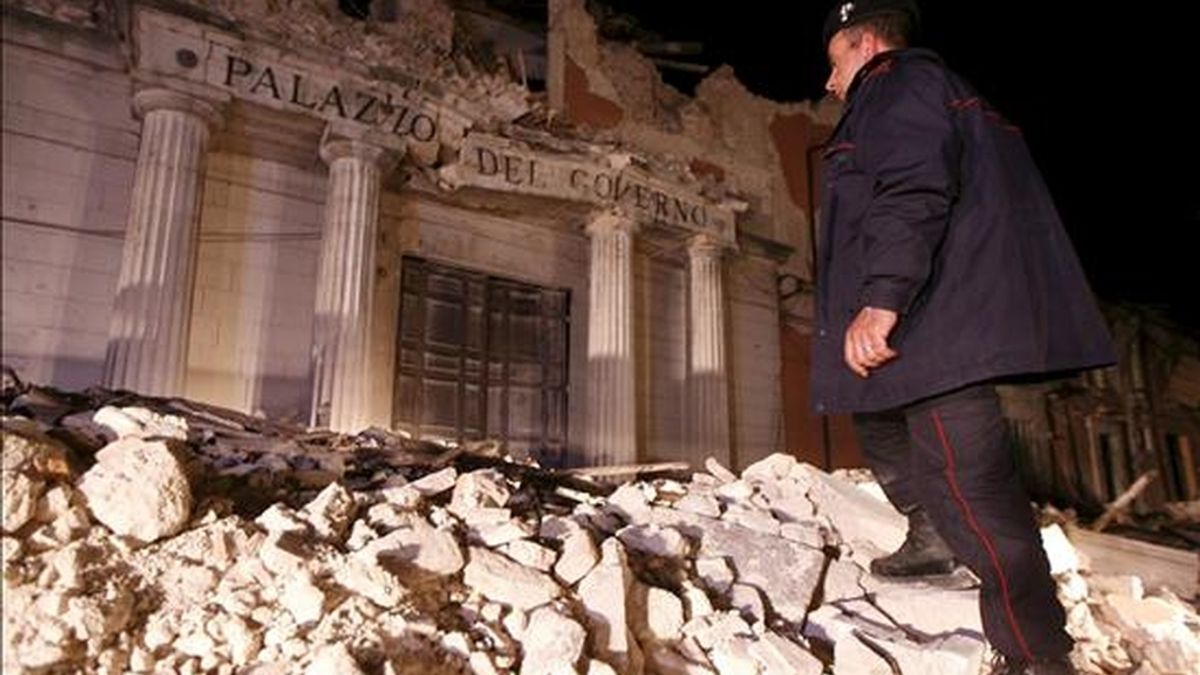 Un "carabinieri" italiano patrulla delante del edificio del Palacio del Gobierno de L'Aquila, en el centro de Italia, para evitar acciones de saqueo, ocho días después del terremoto que costó la vida a 294 personas. EFE/Archivo