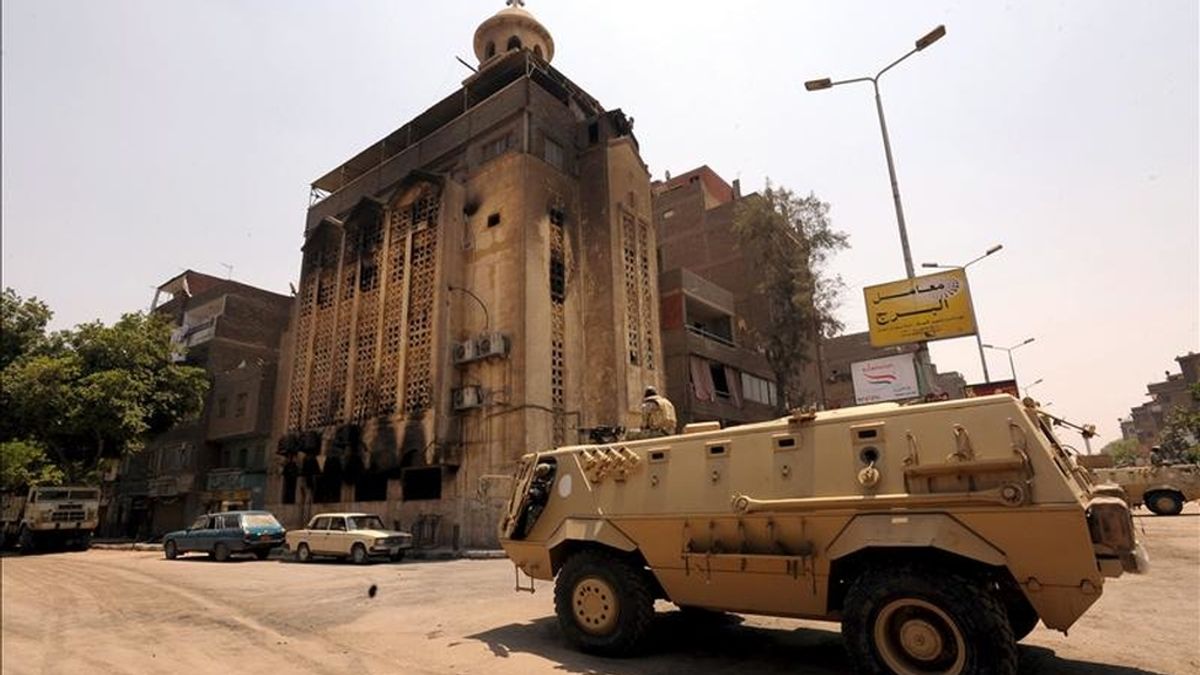 Un tanque desplegado hoy en los alrededores de la iglesia de Mar Mina, que fue prendida fuego por un grupo de musulmanes enfurecidos, en el barrio Imbaba de El Cairo (Egipto). EFE