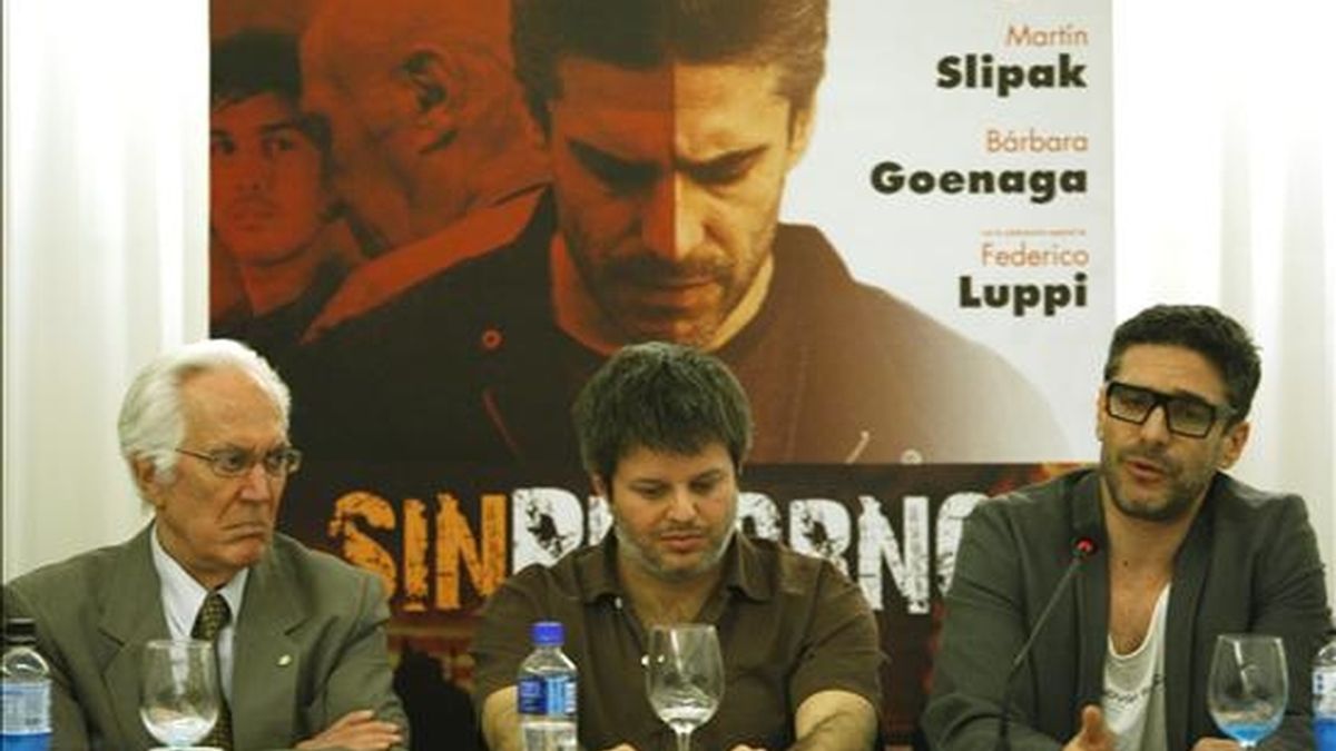 El actor Leo Sbaraglia (d) ofrece una conferencia de prensa junto a su colega Federico Luppi (i) y al director Miguel Cohan (c) sobre la película "Sin Retorno", su ópera prima. EFE