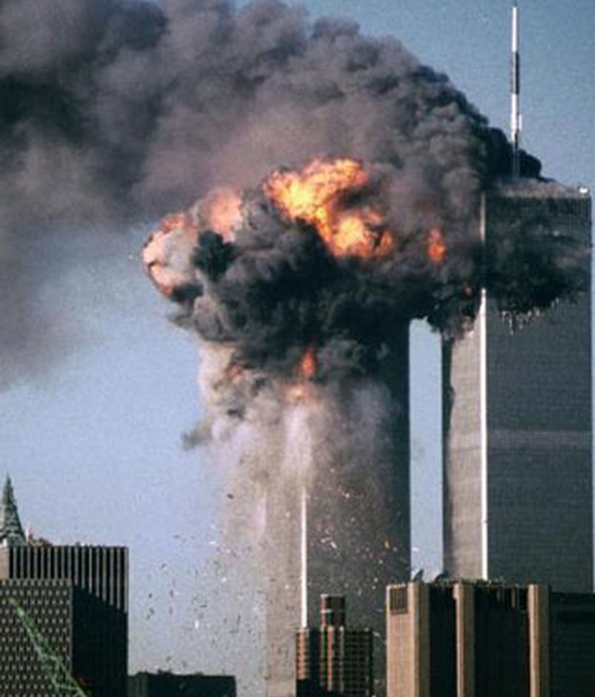 Una de las torres gemelas de Nueva York en el momento en que uno de los terroristas de Al Qaeda estrellaba el avión contra ella. Foto REUTERS