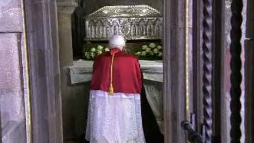 El Papa reza ante el Apóstol