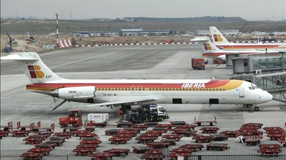 Vista de un avión McDonnell Douglas MD-87 de Iberia en la terminal T-4 del aeropuerto Madrid-Barajas. EFE
