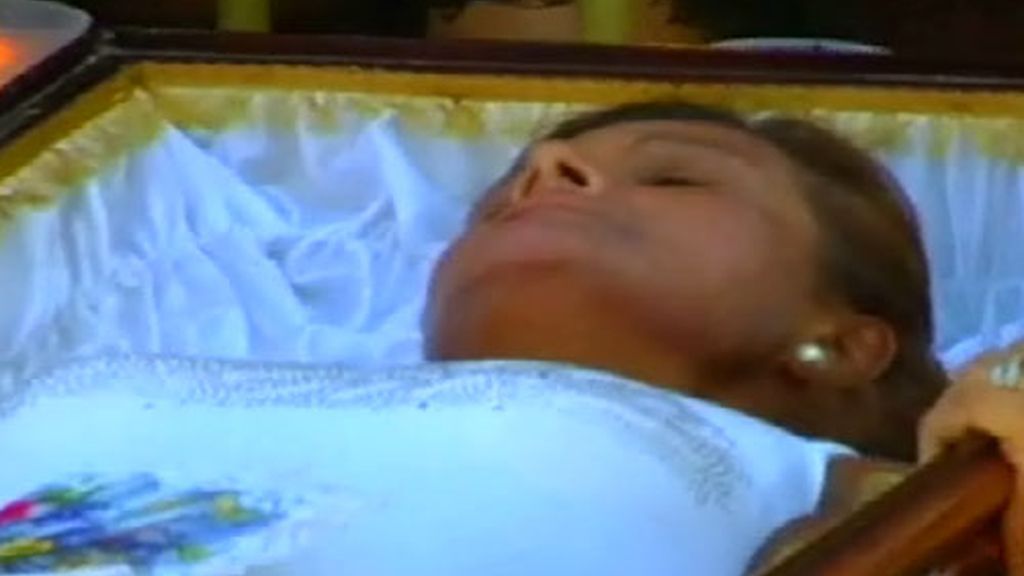 Procesión dentro de un ataúd