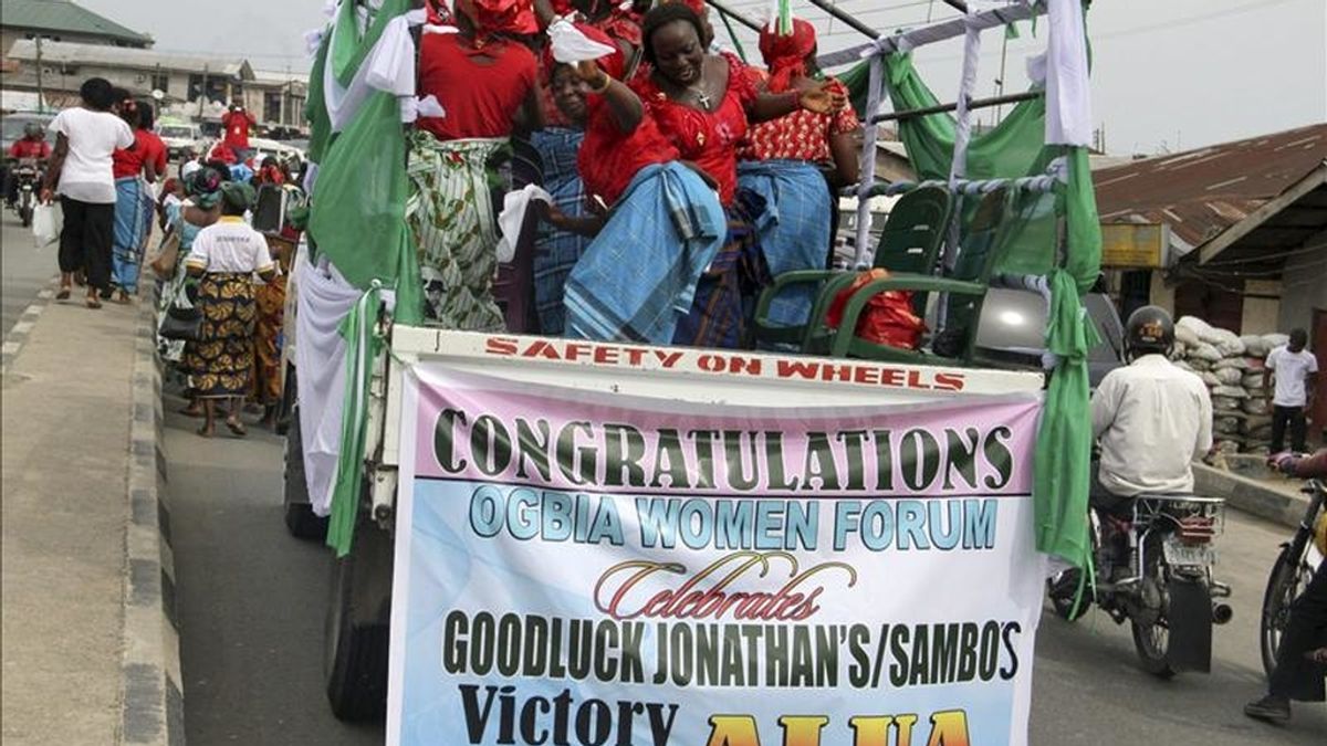 Una asociación de mujeres celebra la victoria en las elecciones presidenciales del actual presidente de Nigeria, Goodluck Jonathan, en la localidad de Yenagoa, en el estado nigeriano de Bayelsa. EFE/Archivo
