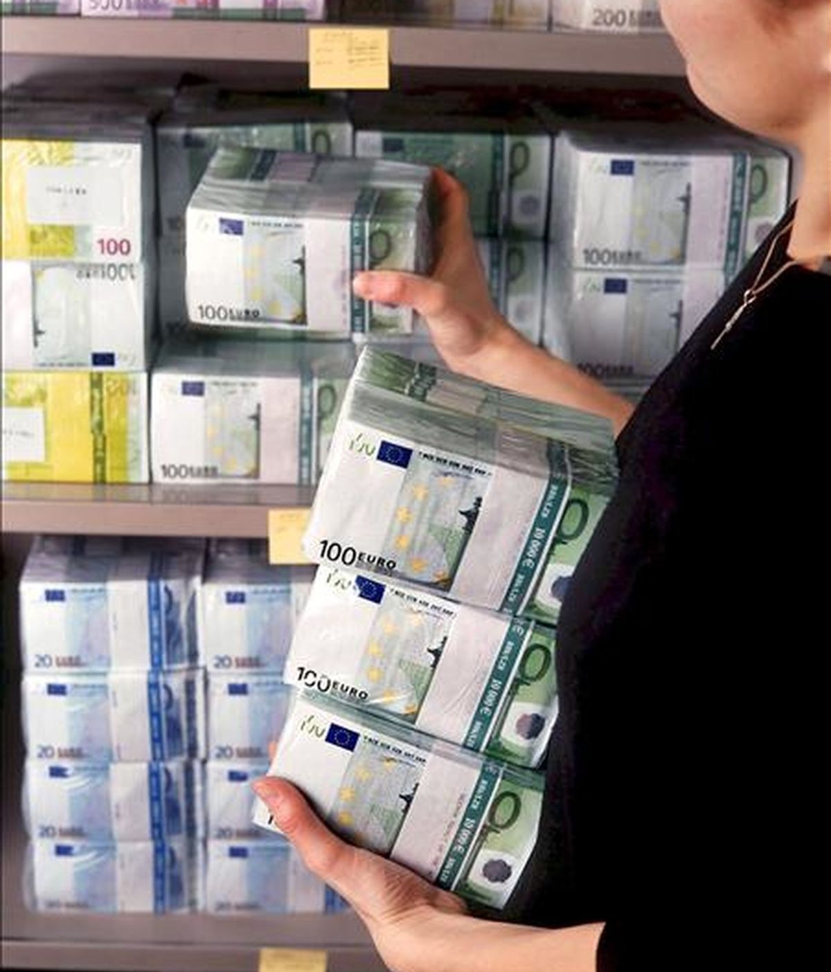 En la imagen, unos billetes de euro de banco en el departamento de cambio extranjero del Union Bank de Suiza. EFE/Archivo
