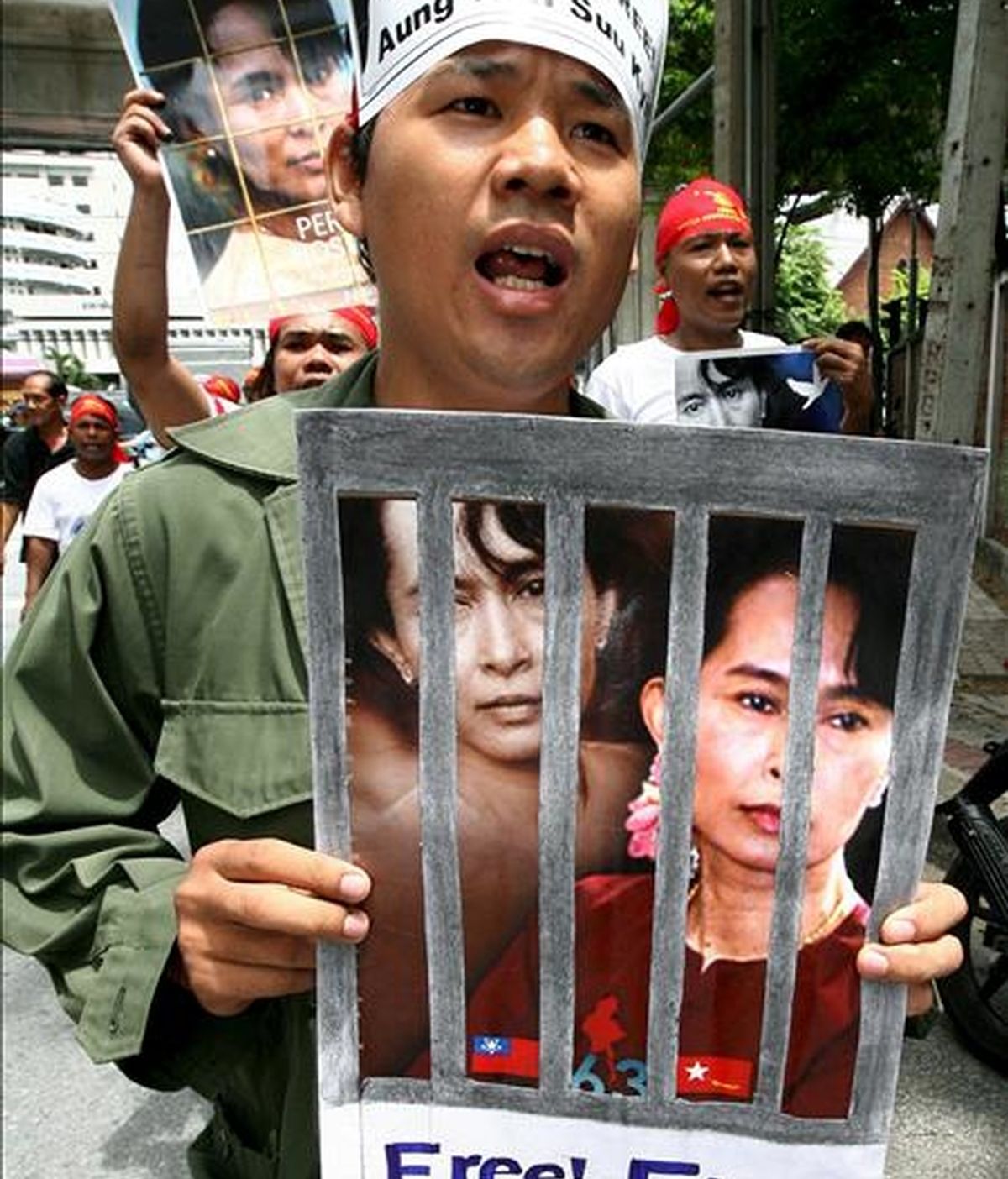 Defensores de la democracia en Birmania gritan consignas en favor de la puesta en libertad de la líder opositora y Nobel de la Paz Aung San Suu Kyi, frente a la embajada de Birmania en Bangkok (Tailandia). EFE/Archivo