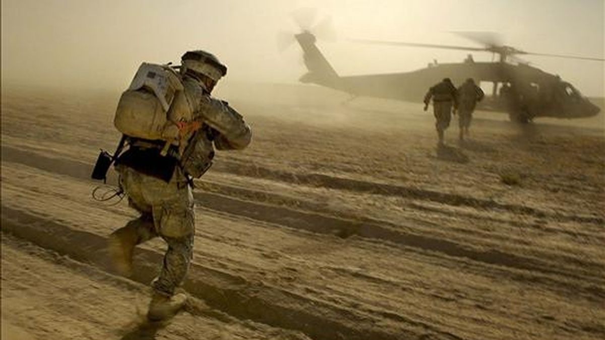 Fotografía cedida por el Ejército de Estados Unidos que muestra a unos soldados estadounidenses cerca de Tal Afar, Irak. Washington y Bagdad firmaron un pacto de seguridad por el que EE.UU. se compromete a retirar sus tropas de las principales ciudades de Irak en junio de 2009. EFE/Archivo