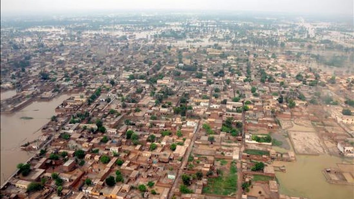 Vista aérea que muestra hoy las zonas inundadas cerca de Tonsa Sharif en el sur del Punjab (Pakistán). Según la Autoridad Nacional de Gestión de Desastres (NDMA) las inundaciones son las peores en el país surasiático en los últimos 80 años. EFE