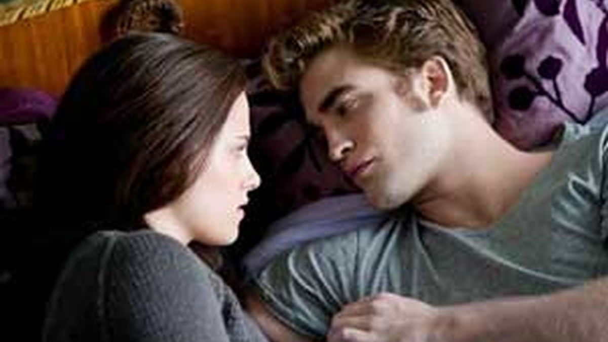 Fotograma donde aparece la actriz Kristen Stewart en el papel de Bella Swan y el actor Robert Pattinson en el papel de Edward Cullen, durante una escena de la película "Eclipse", la tercera entrega de "Twilight". EFE