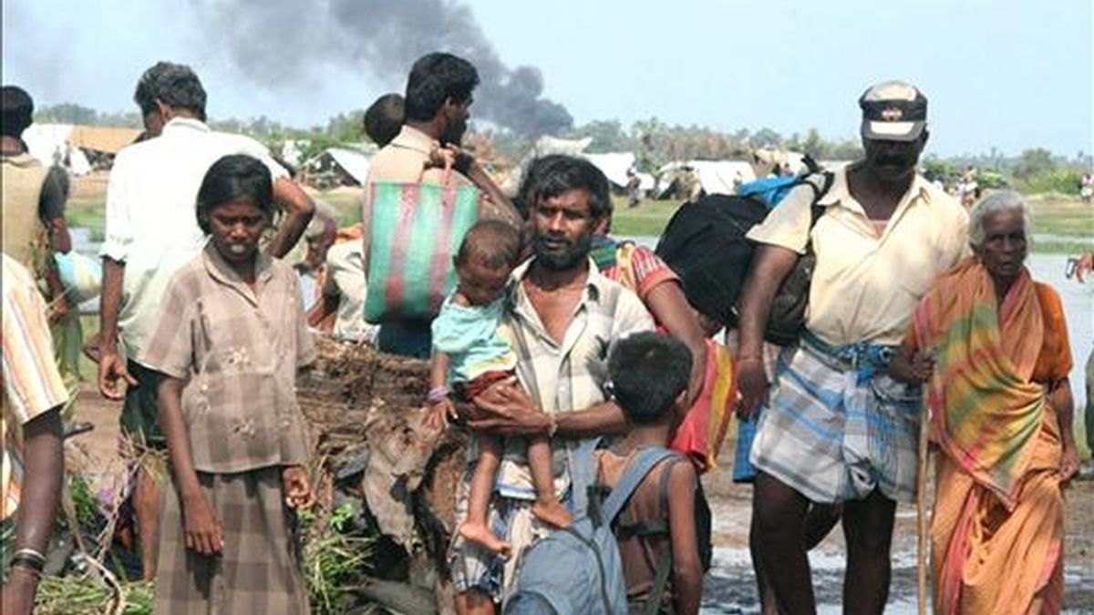 Un grupo de civiles llega a una área de control militar este 20 de abril, en Mullaitivu, 420 km al noreste de Colombo (Sri Lanka), después de que al menos 17 personas murieron a manos de la guerrilla tamil. EFE
