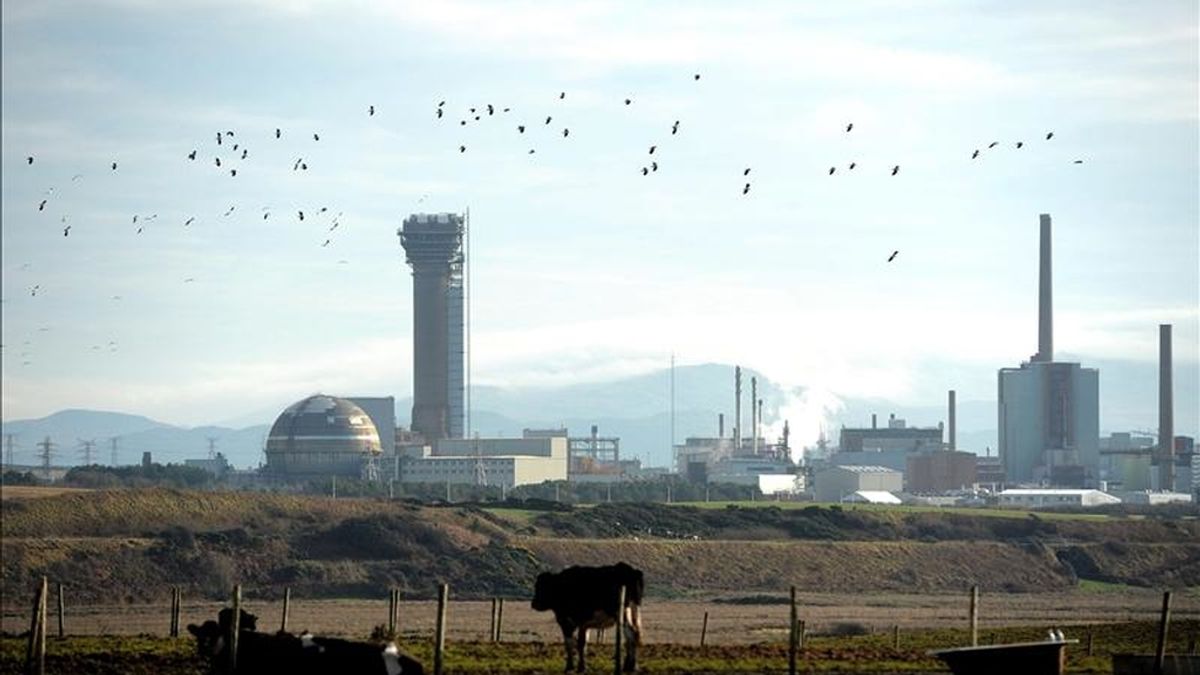 Fotografía de archivo tomada el 16 de noviembre de 2010 que muestra la vista de la central nuclear de Sellafield en Seasclae (Reino Unido). EFE