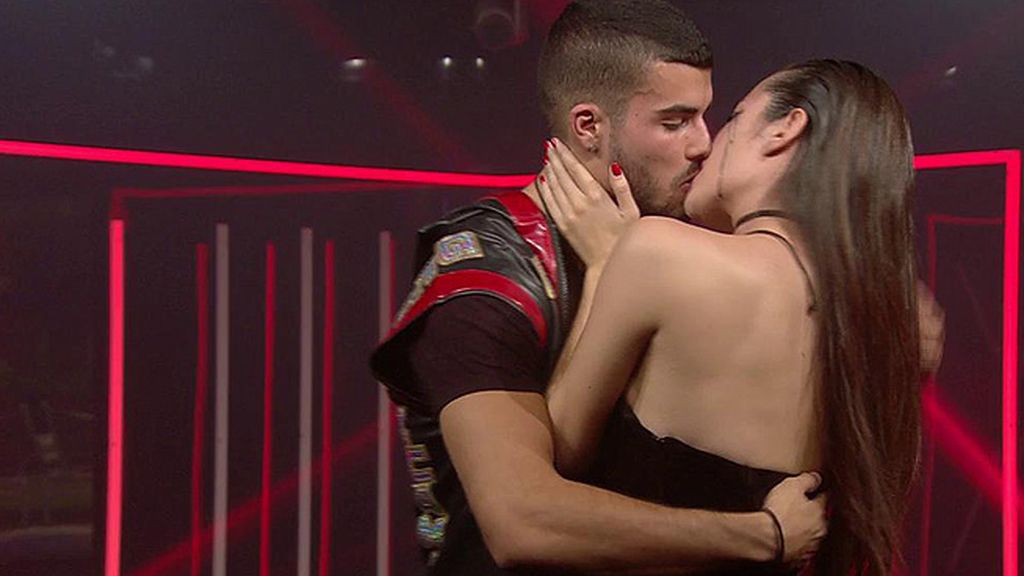 Abrazaba a su chico mientras él le decía: "Te amo"