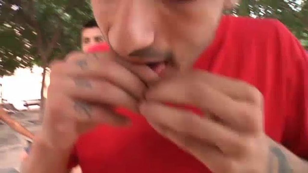 Un joven se “lía” un porro