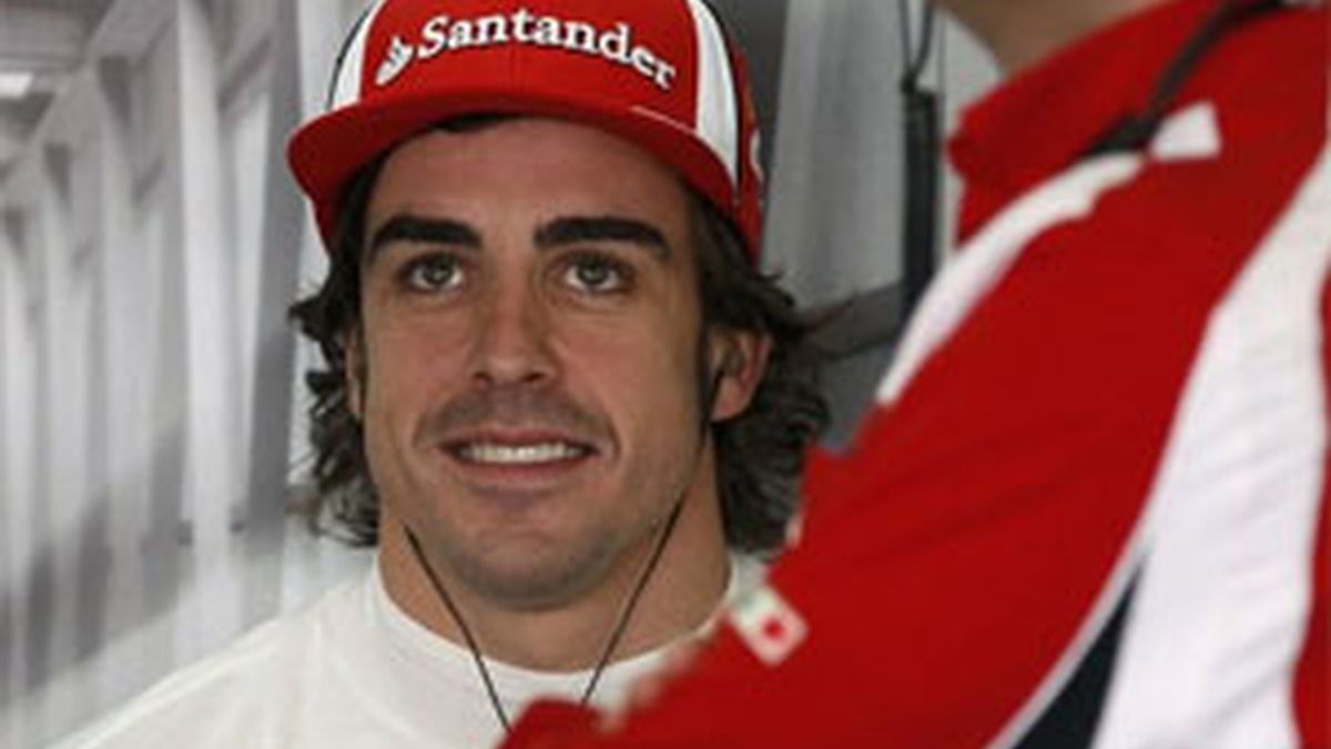 Fernando Alonso en el box de Ferrari durante los segundo libres. Foto: Reuters