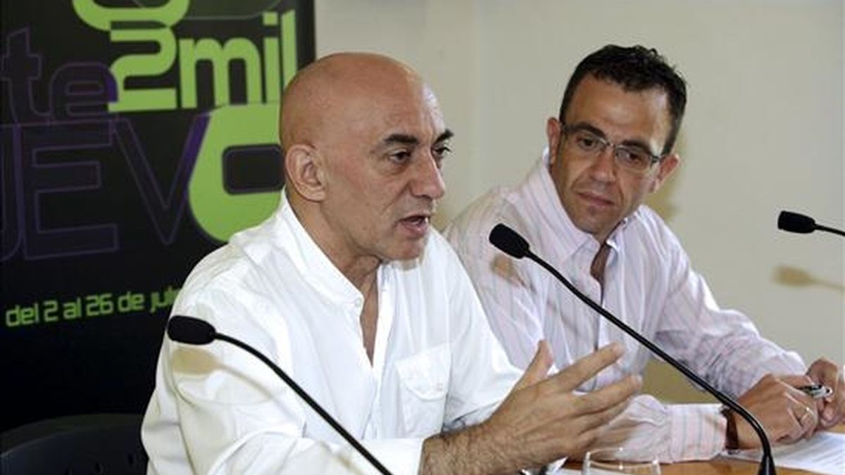 El director del Festival Internacional de Teatro Clásico, Emilio Hernández (i), y el director del Instituto de la Juventud, Javier Gallego, durante la presentación de este festival. EFE