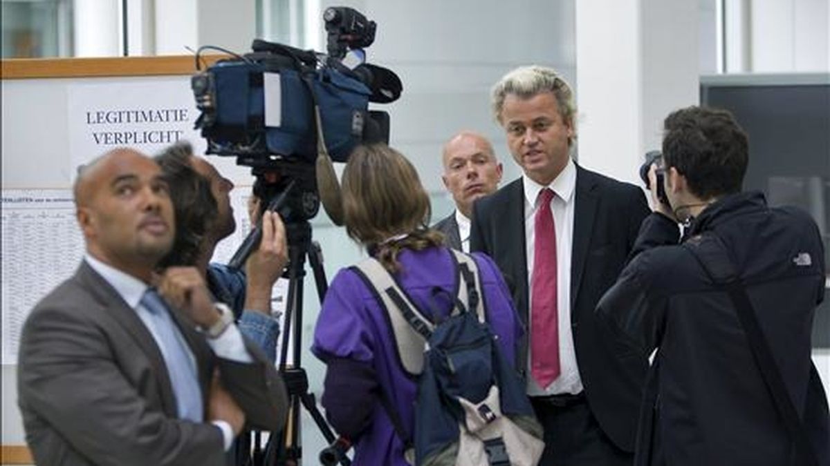 El líder del partido antimusulmán de extrema derecha, Geert Wilders (centro), tras depositar su voto. EFE