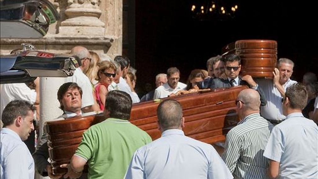 Familiares y amigos, hoy con los féretros de Milagros y Francisco, matrimonio hallado muerto en su casa de El Puerto de Santa María (Cádiz) en la noche del pasado sábado tras confirmarse de que se trata de un nuevo caso de vioencia machista. EFE Familiares y amigos, hoy con los féretros de Milagros y Francisco, matrimonio hallado muerto en su casa de El Puerto de Santa María (Cádiz) en la noche del pasado sábado tras confirmarse de que se trata de un nuevo caso de vioencia machista. EFE