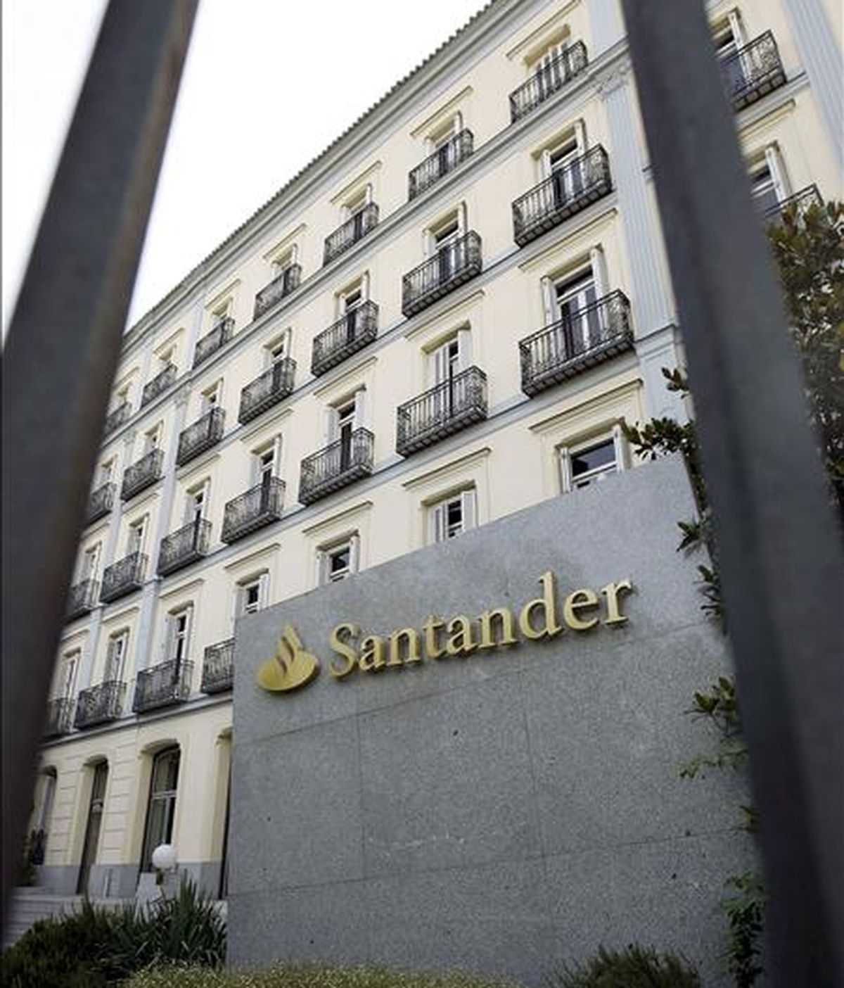 En la imagen, fotografía de archivo tomada el 01/08/2008 de la sede del Banco de Santander, en Madrid. EFE/Archivo