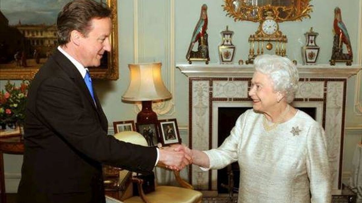 El primer ministro conservador, David Cameron (i), saluda a la reina Isabel II de Inglaterra, en el palacio de Buckingham de Londres (Reino Unido) el 12 de mayo pasado. EFE/Archivo