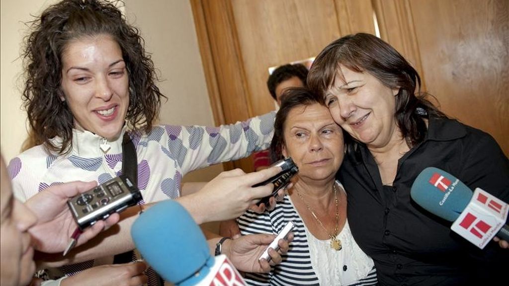 Emiliana G.P. (d), de 52 años, acusada de matar con un cuchillo a su marido, Santiago Asensio, en el domicilio familiar de Argés (Toledo) en mayo de 2006, atienden a los medios acompañada por una de sus hijas y su hermana, tras ser declarada hoy por un jurado popular "no culpable" de los hechos. EFE
