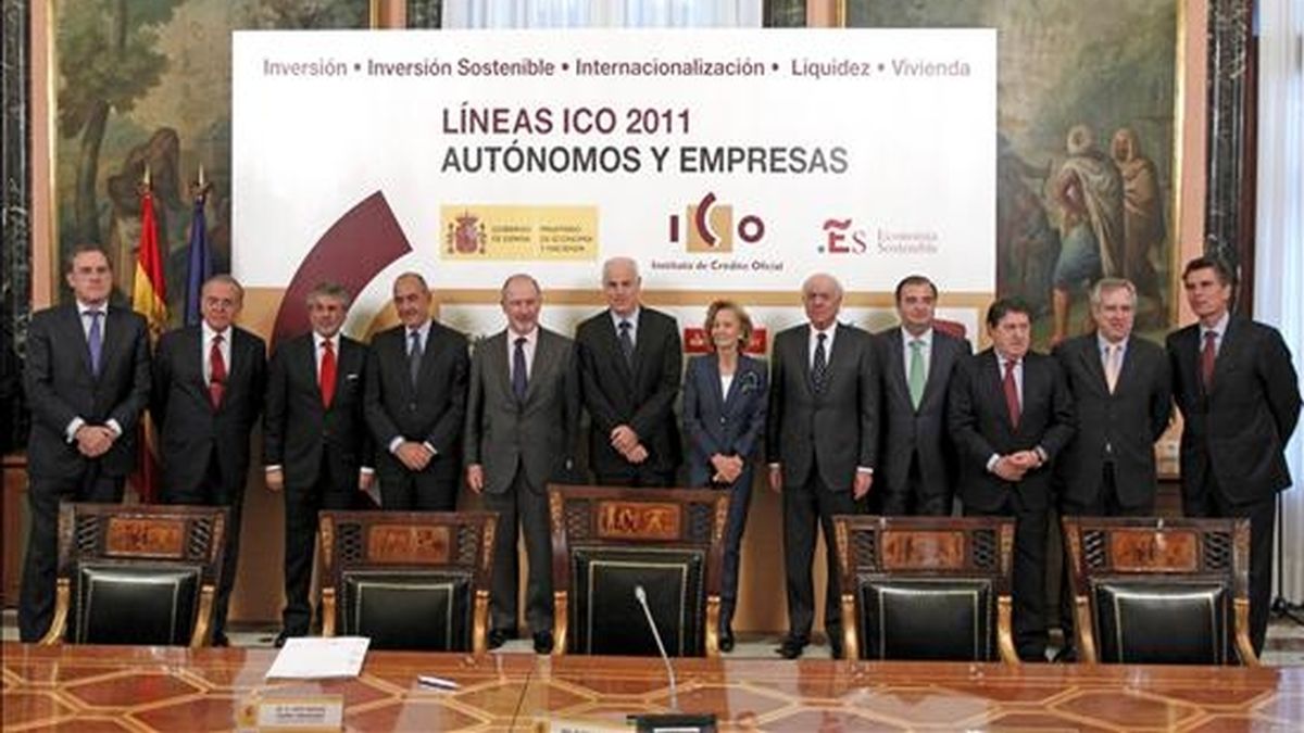 La vicepresidenta segunda del Gobierno y ministra de Economía, Elena Salgado (6d), con los responsables de las principales entidades financieras, durante el acto de la firma del acuerdo para poner en marcha las líneas ICO 2011 de financiación para autónomos y empresas, que tuvo lugar hoy en el ministerio de Economía y Hacienda. EFE