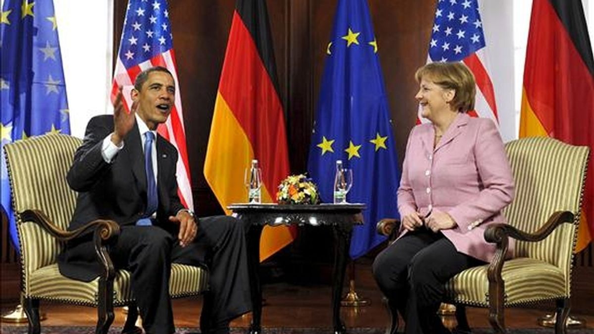 La canciller alemana, Angela Merkel, conversa con el presidente estadounidense, Barack Obama, en Baden-Baden. EFE