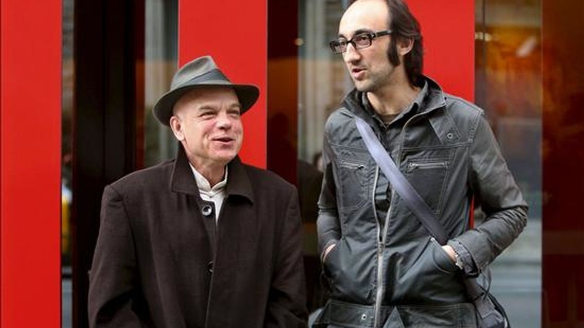 El escritor español Jesús Ferrero (i), que ha ganado hoy el XXXVII Premio Anagrama de Ensayo, dotado con 8.000 euros, que convoca anualmente la editorial Anagrama, con "La experiencia del deseo. Eros y misos", y el escritor gallego Agustín Fernández Mallo (d), ha sido el finalista con el ensayo "Postpoesía. Hacia un nuevo paradigma", posan juntos tras conocer el fallo del jurado. EFE El escritor español Jesús Ferrero (i), que ha ganado hoy el XXXVII Premio Anagrama de Ensayo, dotado con 8.000 euros, que convoca anualmente la editorial Anagrama, con "La experiencia del deseo. Eros y misos", y el escritor gallego Agustín Fernández Mallo (d), ha sido el finalista con el ensayo "Postpoesía. Hacia un nuevo paradigma", posan juntos tras conocer el fallo del jurado. EFE
