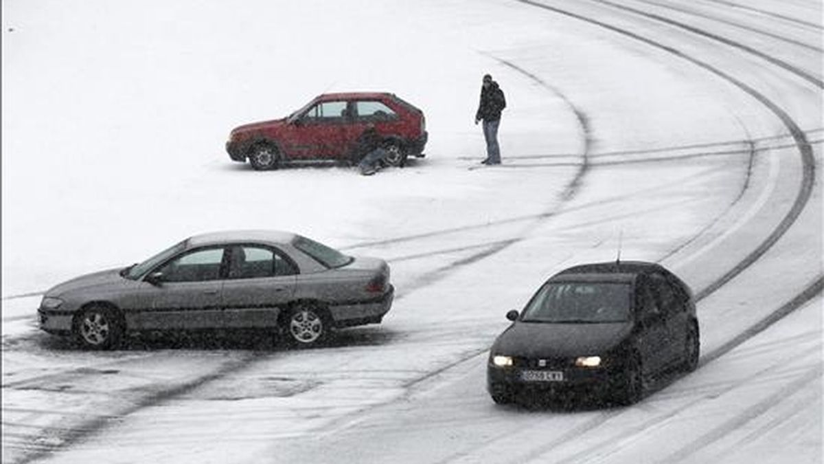 Varios coches en el alto del puerto de Belate afectados por la nieve. EFE/Archivo Varios coches en el alto del puerto de Belate afectados por la nieve. EFE/Archivo