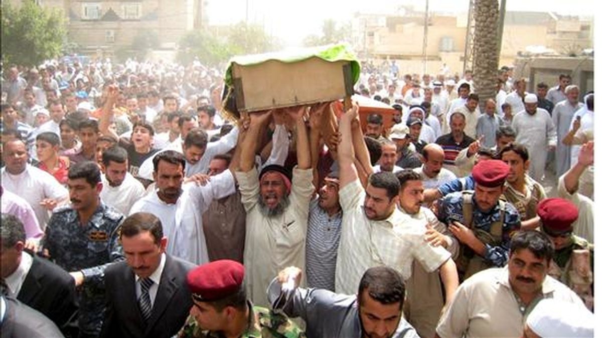 Familiares y amigos trasladando este jueves el ataúd del jeque Ihsan al Raui, miembro del Consejo de Fetuas, que murió este miércoles en un atentado con bomba perpetrado en Faluya, a unos 45 kilómetros de Bagdad. EFE