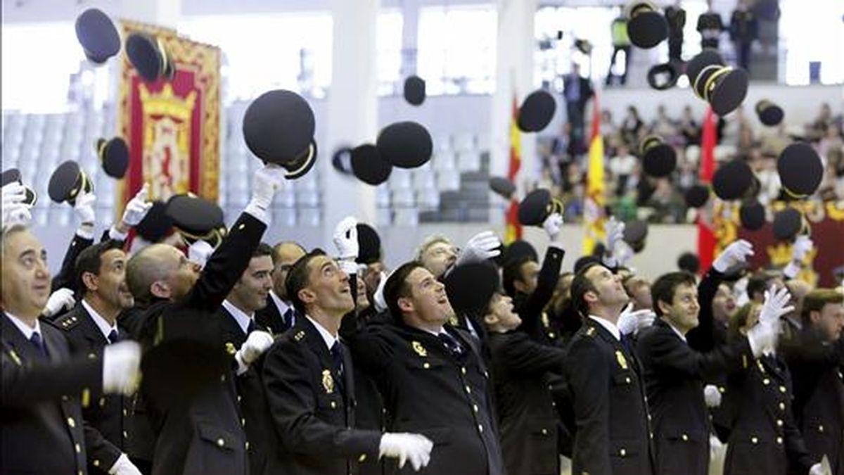 Alumnos de la XX Promoción de Inspectores del Cuerpo Nacional de Policía lanzan sus gorras al término del acto de entrega de títulos celebrado en Ávila. EFE